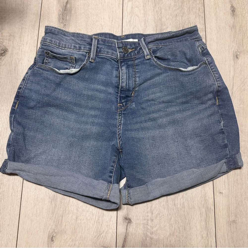 Levi's Signature Cold Mid-Rise Classic Blue Jean Shorts